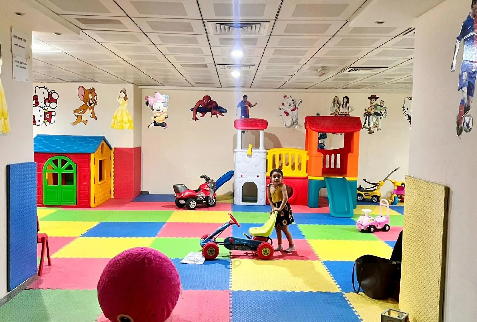 Radiant Parition Room In Barsha Heights Near Metro ドバイ 0*,  アラブ首長国連邦